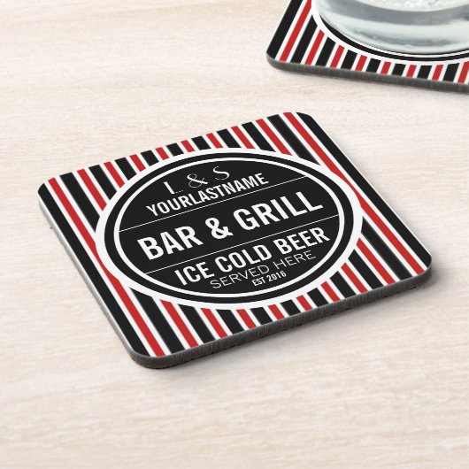 Personalisiertes Bar und Grill-Schwarz-weißes Rot Getränkeuntersetzer (Linke Seite)