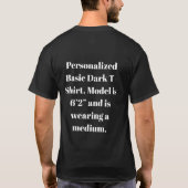 Personalisiertes Basic Dark Model ist 6’2” T-Shirt (Rückseite)