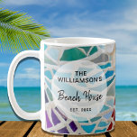 Personalisiertes Beach House Kaffeetasse<br><div class="desc">Diese Strandhaus-Tasse ist mit einem einzigartigen Mosaik-Muschel-Design dekoriert. Einfach mit Ihrem Familiennamen und Datum anpassbar. Das ist ein Erwärmung-Geschenk. Verwenden Sie die Option Weitere anpassen, um die Textgröße, den Stil oder die Farbe zu ändern, wenn Sie möchten. Weil wir unsere Kunstwerke erstellen, werden Sie dieses exakte Bild von anderen Designern...</div>
