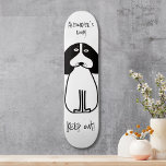 Personalisiertes "Behalt Out"-Hundezimmerzeichen Skateboard<br><div class="desc">Fügen Sie Ihrem Platz eine spielerische Touch hinzu mit diesem benutzerdefinierten "Behalt Out" Hunde-Skateboard-Deck. Dieses Deck ist perfekt für Hundefreunde und Skateboarder gleichermaßen geeignet und bietet eine niedliche Schwarz-Weiß-Illustration auf lebendigen Hintergründen. Die Botschaften "Alexander's Room" und "Behalt Out!" verdeutlichen, welcher Raum dies ist, und fügen jedem Zimmer eine lustige und...</div>