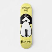 Personalisiertes "Behalt Out"-Hundezimmerzeichen Skateboard (Vorne)