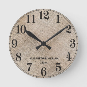 Personalisiertes Beige-Faux-Linen Runde Wanduhr