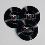 Personalisiertes beliebiges Vintages Foto Geburtst Runder Pappuntersetzer<br><div class="desc">Mit unseren Personalisierten "Any Age Vintagen Birthday Round Paper Untersetzer", die wie klassische Platten aussehen, bringen Sie Ihre Gäste in die goldene Zeit zurück in die goldene Vinyl-Zeit! Ob Sie ein Retro-Party veranstalten, einen Meilenstein wie 70., 80. oder 90. Geburtstag feiern oder ein besonderes Zeitalter wie 21., 30., 40., 50....</div>