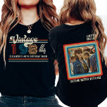Personalisiertes beliebiges Vintages Foto Geburtst T-Shirt<br><div class="desc">Mit unserem Personalisierten Any Age Vintag Custom Foto Geburtstag T - Shirt, wo klassische Nostalgie auf personalisierten Stil trifft! Mit diesem Vintag inspirierten Tee können Sie sich in die Vergangenheit zurückversetzen, um einen Meilenstein bei der Geburtstagsfeier zu erreichen. Egal, ob es sich um einen 70., 80. oder 90. Geburtstagsbash oder...</div>