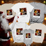 Personalisiertes Bild Cool Vintag 1. Weihnachten Tri-Blend Shirt<br><div class="desc">Erinnern Sie sich an das erste Weihnachtsfest Ihres Babys mit einer stilvollen Mischung aus Nostalgie und Personalisierung in unserem "Personalisierten Bild Cool Vintagen 1. Weihnachten" Tri-Blend-Shirt. Dieses Shirt verwandelt Ihr Lieblings-Foto in einen unvergesslichen Urlaubssaal, ideal um den Meilenstein Ihres Kleinen zu feiern. Egal ob Sie passende Gruppengeschenke oder ein einzigartiges...</div>
