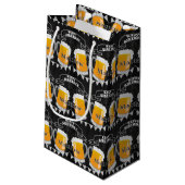 Personalisiertes Birthday Chalkboard Bierglas Kleine Geschenktüte (Rückseite Schrägansicht)