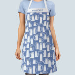 Personalisiertes Blau der weißen Katze Schürze<br><div class="desc">Kleine,  weiße Katzen auf blauem Hintergrund,  perfekt für Tierfreunde. Ändern Sie den Namen zum Anpassen.</div>