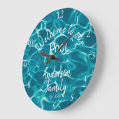 Personalisiertes blaues Schwimmbad Wasser Herzlich Große Wanduhr (Winkel)