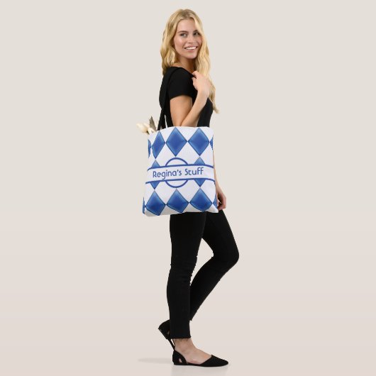 Personalisiertes Blauglas und Weißharlequine Tasche (Am Model)