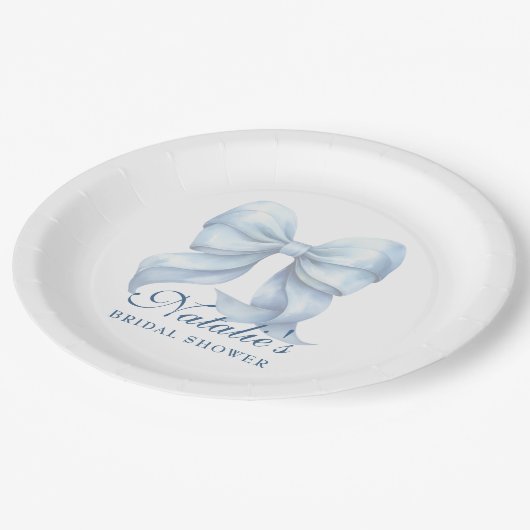 Personalisiertes Blue Bow Brautparty Extravagant Pappteller (Schrägansicht)