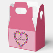 Personalisiertes Blumenherz auf Rosa Geschenkschachtel (Geöffnet)