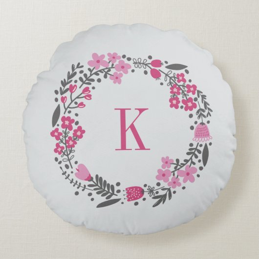 Personalisiertes Blumenwreath-Monogramm-Rosa-Grau Rundes Kissen (Vorderseite)