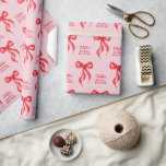 Personalisiertes Brautparty mit rosa rotem Bow Geschenkpapier<br><div class="desc">Rosa Roter Bow Personalisiertes Brautparty Wrapping Paper. Perfekt für die trendigen Party-Themen "She's band the knot". Personalisieren Sie sich mit dem Namen und der Veranstaltung der zukünftigen Braut. © Kimbellished,  LLC</div>