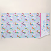 Personalisiertes buntes Regenbogenunicorn-Badetuch Strandtuch (Vorderseite)