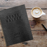 Personalisiertes Business mit schwarzem Veganem Le Planer<br><div class="desc">Dieses elegante,  vegane Lederdesign aus schwarzem Imitat wird individuell gestaltet und mit 3 Typografieschichten in verschiedenen Farbtönen gestaltet. Ein berufliches und praktisches Schreibtischzubehör für Ihr Business,  Zuhause oder Schulbüro. Ein ausgeklügelter,  stilvoller und auffälliger Planer für Mitarbeiter,  Manager und Unternehmer gleichermaßen.</div>