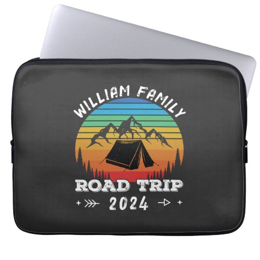 Personalisiertes Camping Adventure Road Trip Laptopschutzhülle (Vorderseite)