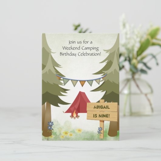 Personalisiertes Camping Red Tents Woodland Geburt Einladung (Stehend Vorderseite)