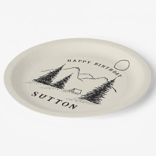 Personalisiertes Camping zum Geburtstag Pappteller (Schrägansicht)