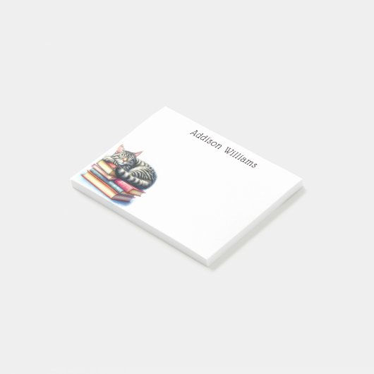 Personalisiertes Cat Nickerchen auf Buchstapeln Post-it Klebezettel (angewinkelt)