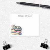 Personalisiertes Cat Nickerchen auf Buchstapeln Post-it Klebezettel