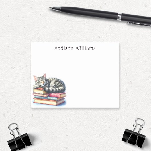 Personalisiertes Cat Nickerchen auf Buchstapeln Post-it Klebezettel