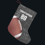 Personalisiertes Chalkboard American Football Kleiner Weihnachtsstrumpf<br><div class="desc">Ein modernes amerikanisches Gitterrost-Design mit einem Fußball auf einem Tonträgerhintergrund mit Fußball-Terminologie. Das Design enthält einen anpassbaren Text für den Namen und die Nummer des Fußballspielers oder Gittereisenlüfters. Dieses Design wurde teilweise mit Grafiken erstellt,  die von Graphics Factory lizenziert wurden.</div>