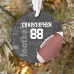 Personalisiertes Chalkboard American Football Ornament<br><div class="desc">Ein modernes amerikanisches Gitterrost-Design mit einem Fußball auf einem Tonträgerhintergrund mit Fußball-Terminologie. Das Design enthält einen anpassbaren Text für den Namen und die Nummer des Fußballspielers oder Gittereisenlüfters. Dieses Design wurde teilweise mit Grafiken erstellt,  die von Graphics Factory lizenziert wurden.</div>