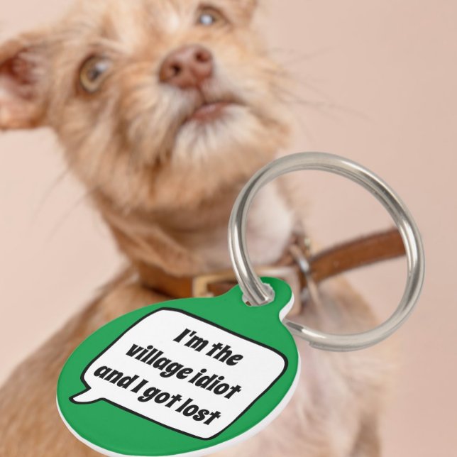 Personalisiertes Custom Village Idiot Spaß Haustiermarke (Personalized Custom Village Idiot Humor Pet ID Tag from Ricaso. Add your contact details to the back)