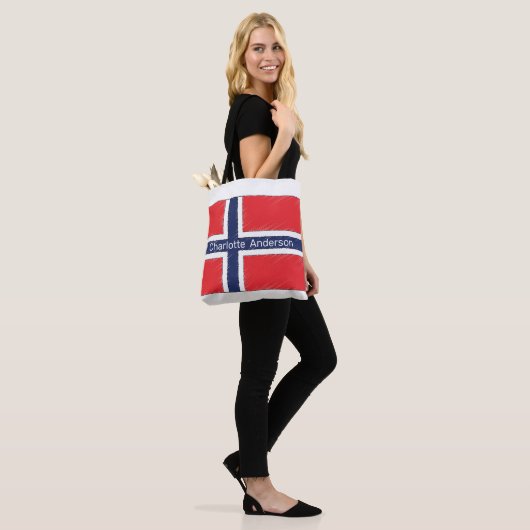Personalisiertes Design mit norwegischer Flagge un Tasche (Am Model)