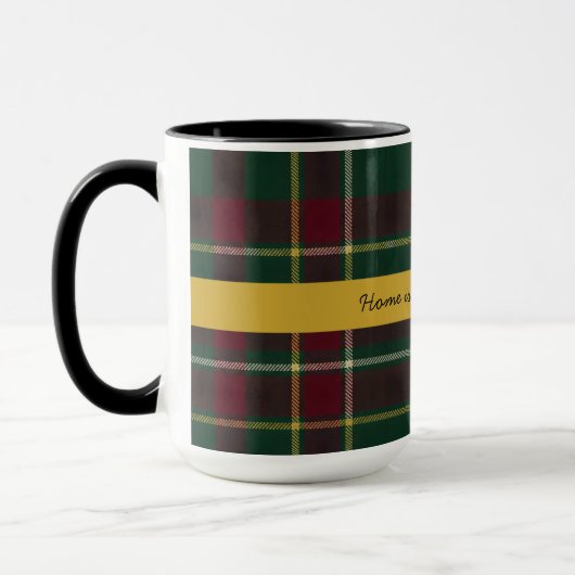 Personalisiertes dunkles Tartan Karomuster mit ind Tasse (Links)