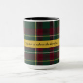 Personalisiertes dunkles Tartan Karomuster mit ind Tasse (Zentrum)
