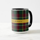 Personalisiertes dunkles Tartan Karomuster mit ind Tasse (VorderseiteRechts)