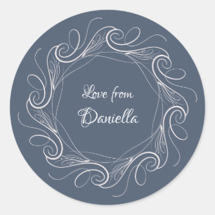 Personalisiertes Dusty Blue Filigree-Geschenketike Runder Aufkleber