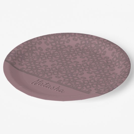 Personalisiertes Dusty-Rose-Muster Pappteller (Schrägansicht)