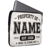 Personalisiertes Eigentum von Name – Varsity-Stil Laptopschutzhülle (Vorne Rechts)