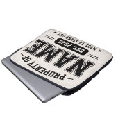 Personalisiertes Eigentum von Name – Varsity-Stil Laptopschutzhülle (Vorne Knopf)