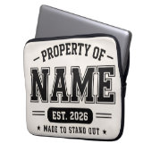 Personalisiertes Eigentum von Name – Varsity-Stil Laptopschutzhülle (Vorderseite Links)