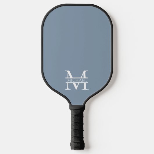 Personalisiertes elegantes Dusty Blue Monogram und Pickleball Schläger (Vorderseite)