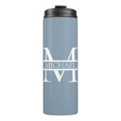 Personalisiertes elegantes Dusty Blue Monogram und Thermosbecher (Vorderseite)
