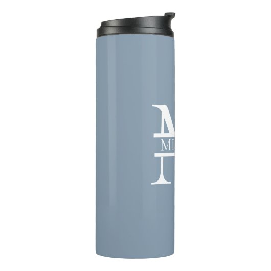 Personalisiertes elegantes Dusty Blue Monogram und Thermosbecher (Nach links gedreht)