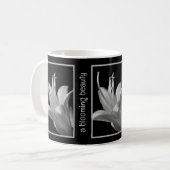 Personalisiertes Elegantes Hosta Blume Schwarz-Wei Kaffeetasse (Vorderseite Links)