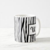 Personalisiertes, elegantes Schwarzes Skript Monog Kaffeetasse (VorderseiteRechts)