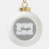 Personalisiertes elegantes Weihnachtsmuster Keramik Kugel-Ornament (Vorderseite)