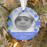 Personalisiertes erstes Chanukka Ornament<br><div class="desc">Glückliches Chanukka! Davidsstern Und Menorah entwerfen Chanukka-Verzierung mit personalisiertem Jahr,  Babynamen,  Geburtsdatum und Foto. Die perfekte Weise,  ein neues Bündel des ersten Feiertags der Freude zu gedenken! Macht ein großes Geschenk!</div>