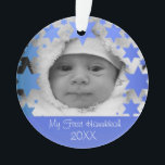 Personalisiertes erstes Chanukka Ornament<br><div class="desc">Glückliches Chanukka! Davidsstern Und Menorah entwerfen Chanukka-Verzierung mit personalisiertem Jahr,  Babynamen,  Geburtsdatum und Foto. Die perfekte Weise,  ein neues Bündel des ersten Feiertags der Freude zu gedenken! Macht ein großes Geschenk!</div>
