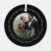 Personalisiertes erstes Verheiratetes Foto Ornament Aus Glas (Rückseite)