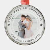 Personalisiertes erstes Verheiratetes Foto Ornament Aus Metall (Vorne)