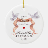 Personalisiertes erstes Verheiratetes Weihnachtspa Keramik Ornament (Hinten)