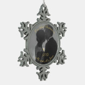 Personalisiertes Erstes Weihnachten als Verheirate Schneeflocken Zinn-Ornament (Links)