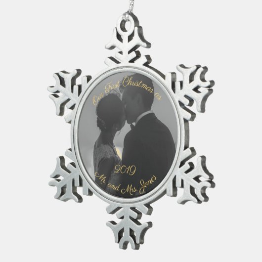Personalisiertes Erstes Weihnachten als Verheirate Schneeflocken Zinn-Ornament (Rechts)